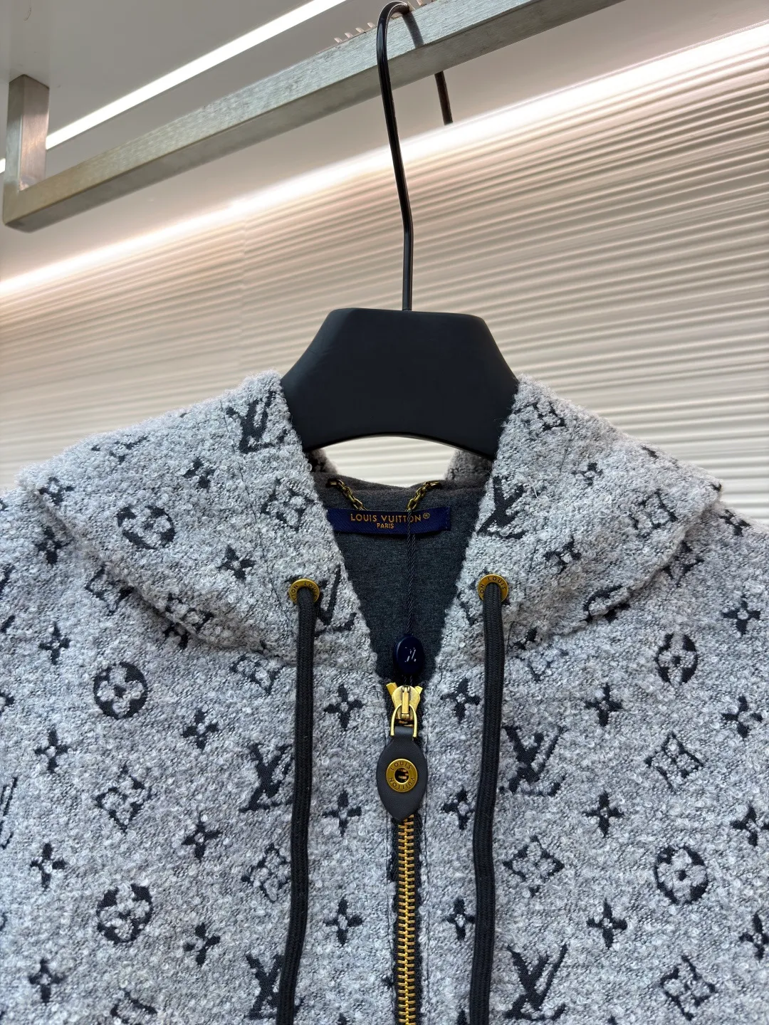 LOUIS VUITTON bouclé printed hooded zipper sweatshirt ●Original version: Purchased and developed by 36899 ●Item number: 1681759-C25 ●Fabric: cotton fabric ●Technology: Printing ●Color: gray ●Version: fitted version ●Weight: about 1325 grams ●Size: S-M-L-XL ●Description: Made of blended fleece fabric, treated with soft washing process, it feels soft and fluffy and has excellent warmth retention while avoiding pilling and deformation. The body of the garment is fully printed with the brand logo pattern, which is integrated through the jacquard weaving process. The pattern is clear and three-dimensional, not easy to fall off, and has both texture and recognition. The hooded design is equipped with drawstring details to suit different wear needs; the metal zipper opening and closing is both durable and decorative, and the zipper puller uses the brand's iconic metal parts to enhance sophistication. The fit is loosely cut, allowing you to wear it comfortably without restraint. The cuffs and hem are edged with the same fabric to ensure the stiffness of the fit. The stitching of the whole garment is neat and even, and the size is measured manually (an error of 1-3CM is normal). The craftsmanship balances the casual attributes and the brand's high-end style. It is a single item that has both practical wearability and style. The overall wiring is straight and delicate, the fabric is comfortable and soft, and the color is consistent without color difference. It can be matched with the same style to create a fashionable look and control various occasions. Customized accessories, complete with three standards, same style for men and women!